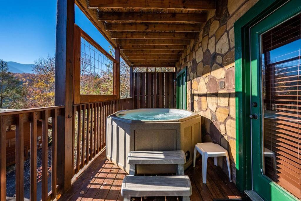 Spacious Smokies Cabin - Hot Tub With Mountain Views Gatlinburg Esterno foto