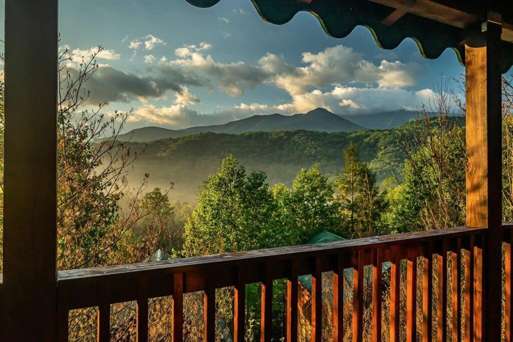 Spacious Smokies Cabin - Hot Tub With Mountain Views Gatlinburg Esterno foto