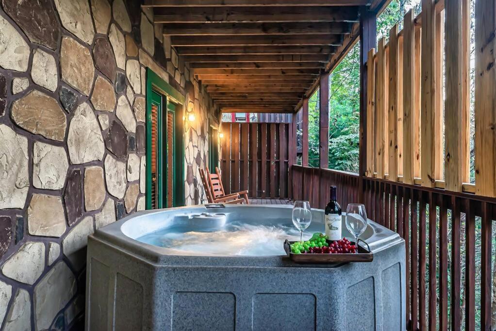 Spacious Smokies Cabin - Hot Tub With Mountain Views Gatlinburg Esterno foto
