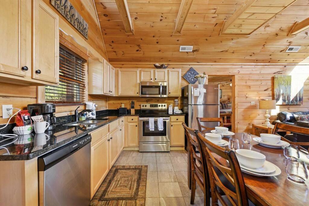 Spacious Smokies Cabin - Hot Tub With Mountain Views Gatlinburg Esterno foto