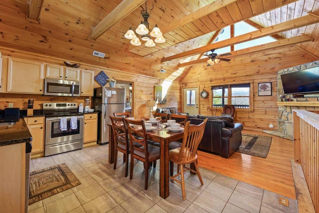 Spacious Smokies Cabin - Hot Tub With Mountain Views Gatlinburg Esterno foto