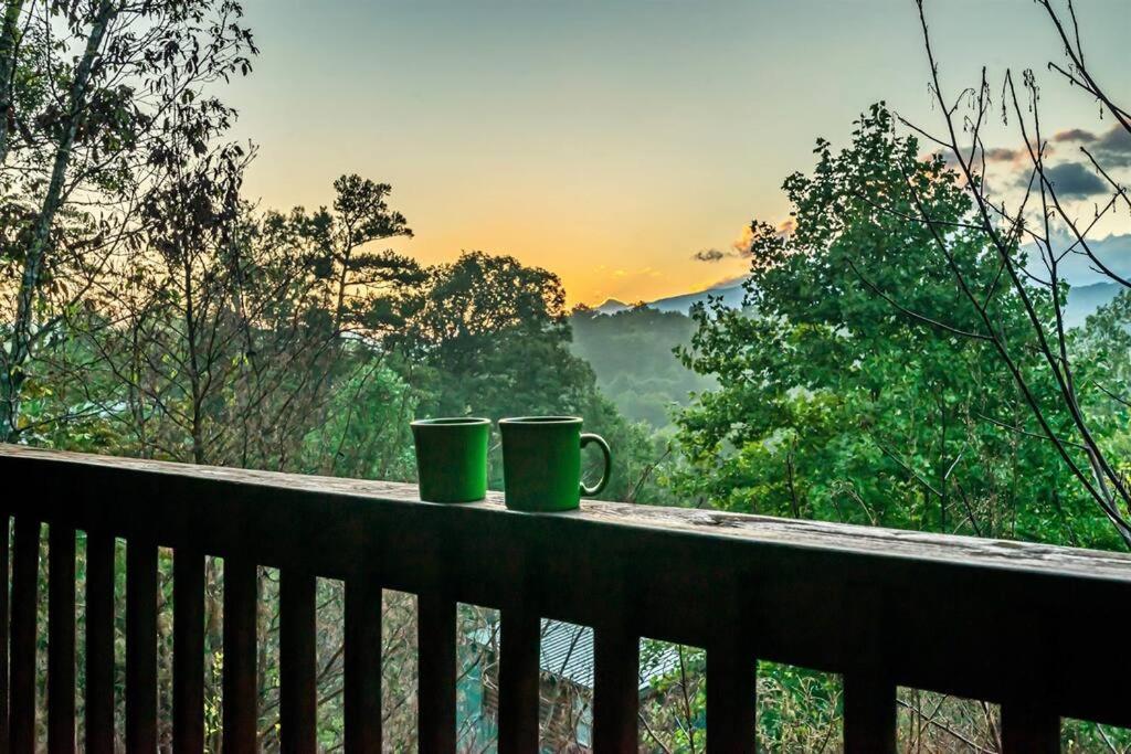 Spacious Smokies Cabin - Hot Tub With Mountain Views Gatlinburg Esterno foto